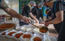 پخت و توزیع ۱۰۰۰ پرس غذای گرم در روستای چراغ سوز