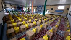 گزارش تصویری/توزیع ۲۱۰۰ بسته غذایی بین نیازمندان طبس