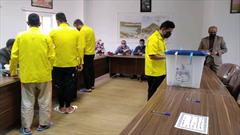 حضور زندانیان و کارکنان زندان ها در پای صندوق های رای