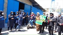 استقبال کارگران کارخانه ای در کمالشهر از پرچم آستان قدس رضوی
