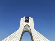 پرچم عزای حسینی بر فراز  برج آزادی تهران نصب شد