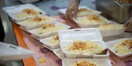 توزیع اطعام حسینی در بین نیازمندان به همت کمیته امداد نکا