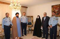 فرمانده نیروی هوایی با خانواده‌های شهیدان ستاری و اقبالی دیدار کرد