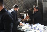 رقابت مواکب خدماتی در ارائه خدمات به زائران اربعین در جوار مسجد کوفه