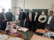 بازدید امام جمعه لردگان از کلاس درس دانش آموزان عشایری قلعه مدرسه