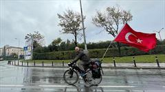 سفر دوچرخه سوار ترکیه ای  برای آگاه کردن جهان از آفت های نژادپرستی