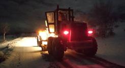 امداد رسانی هلال احمر استان به ۷۶ خودرو گرفتار در محورهای برفگیر