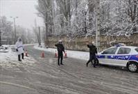 بارش برف و لغزندگی زمین جاده کرج به چالوس و آزاد راه تهران به شمال را مسدود کرد