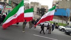 اهتزاز پرچم ایران در راهپیمایی