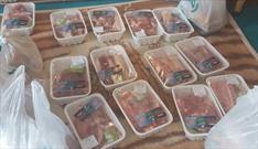 توزیع ۵۰ بسته گوشت مرغ به همت دانش آموزان دختر بسیجی جهرم میان همنوعان نیازمندان