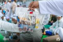 توزیع ۲۰ تن خرما در سفره های افطاری مسجد الحرام