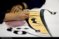 هنر خطاطی معکوس بر روی بلورجات در بیست و نهمین نمایشگاه قران کریم