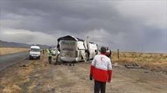 امدادرسانی هلال‌احمر به مصدومان حادثه واژگونی اتوبوس در ۵ کیلومتری دهدز