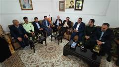 دیدار وزیر ارشاد با خانواده شهیدان زنده‌دل در عجب‌شیر