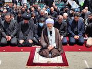 عکس/اقامه نماز ظهر عاشورا عزاداران حسینی در امامزاده یحیی(ع)ساری