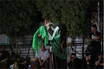 خدمت اعضای کانون انصار المهدی (عج) شهر گوجان به زوار اربعین با اجرای نمایش‌های آیینی در مواکب