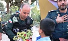 تقدیر مردم قزوین از پلیس با اهدای شاخه های گل