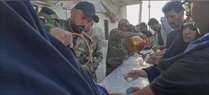 پذیرایی سربازان عراقی از زوار بازگشته از زیارت اربعین در مرز مهران