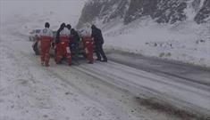 امداد رسانی به هفت خودرو با ۲۱ سرنشین از برف