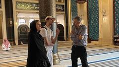 استقبال  هوداران فوتبال جام جهانی برای آشنایی با دین اسلام در مساجد قطر