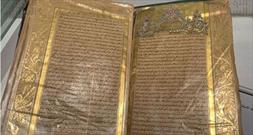 نمایش نسخه قدیمی یک قرآن طلاکاری شده متعلق به قرن دهم در موزه اسکندریه