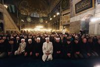 دیدار رئیس امور دینی ترکیه با جوانان پس از اقامه اولین نماز صبح ۲۰۲۳ در مسجد ایا صوفیه