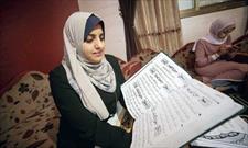 «فداء عبید» اولین زن فلسطینی در غزه که قرآن را به خط کوفی کتابت می کند