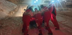 امدادرسانی هلال احمری ها به ۶۷۹ مسافر گرفتار در برف و کولاک جاده های زنجان