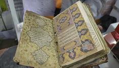 نمایش نسخه کمیاب قرآن کریم مکتوب به آب طلا متعلق به قرن ۱۶ در هند