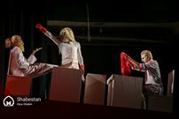 گزارش تصویری| دومین روز جشنواره تئاتر فجر - نمایش «آوازهای غمگنانه یک جغد در پیراهن سرخ شبی پنهان»