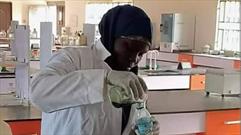 ابتکار دانشجوی مسلمان در نیجریه تحسین برانگیز شد/ تبدیل ضایعات آب کیسه ای به سوخت هیبریدی