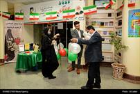 گزارش تصویری/ جشن پیروزی همراه با نور افشانی و بانگ الله اکبر در کتابخانه مرکزی ایلام