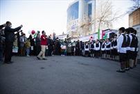 چهل و چهار سال عزت و اقتدار انقلاب به روایت هنر|همخوانی دهه هشتادی ها در جشن انقلاب