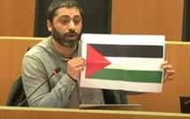یک نماینده بلژیکی، پرچم فلسطین را در داخل پارلمان مقابل سفیر اسرائیل برافراشت