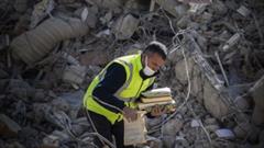 جمع آوری قرآن ها از زیر آوار  در ترکیه