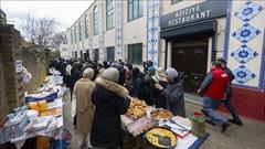 مسجدی در لندن بازارچه خیریه ای برای کمک به زلزله زدگان ترکیه برگزار کرد