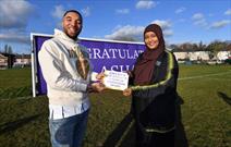 بانوی مسلمان مربی فوتبال در بیرمنگام جایزه «قهرمان» را به خود اختصاص داد