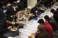 یک مسجد در لندن در ماه رمضان روزانه ۵۰۰ وعده افطاری توزیع می کند