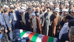 عکس| اقامه نماز علامه جوادی آملی بر پیکر مطهر شهید سلیمانی