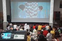 همت نوجوان ۱۲ ساله مسجدی، بچه های روستای قره خانبندی را میهمان قاب سینما سیار کرد