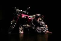 بانوی زندانی یزدی با یک موتورسیکلت به خانه بازگشت