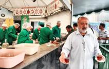 خدمت رسانی ۴۵ خادمیار قائم شهری در چایخانه حرم مطهر رضوی