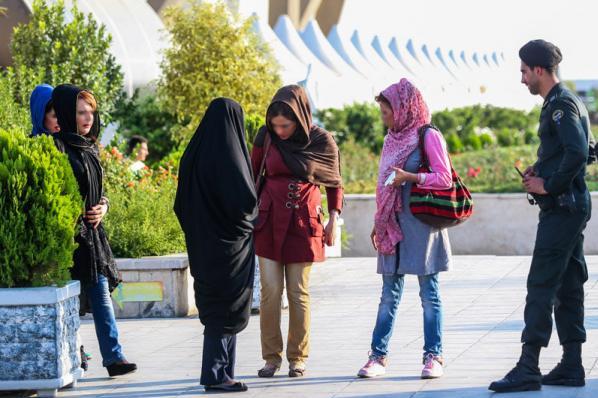 پوشش برخی زنان و مردان ترويج عيني فرهنگ غرب است