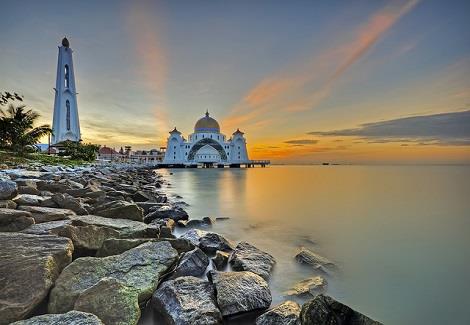 شاهکاری بی نظیر از مسجدی روی آب در مالزی+تصاویر