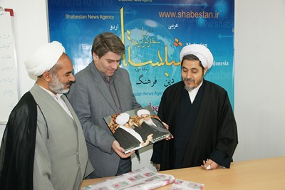 شبستان خراسان جنوبی؛ رسانه ای خوب و فعال است/هدیه خبرگزاری شبستان به امام جمعه بیرجند