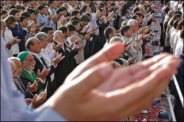 نماز دژ مستحکمی در برابر مفاسد دوران نوجوانی و جوانی است