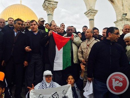 پرچم فلسطین با دستان یک عضو عرب کنیست رژیم صهیونیستی در مسجدالاقصی بالا برده شد+عکس