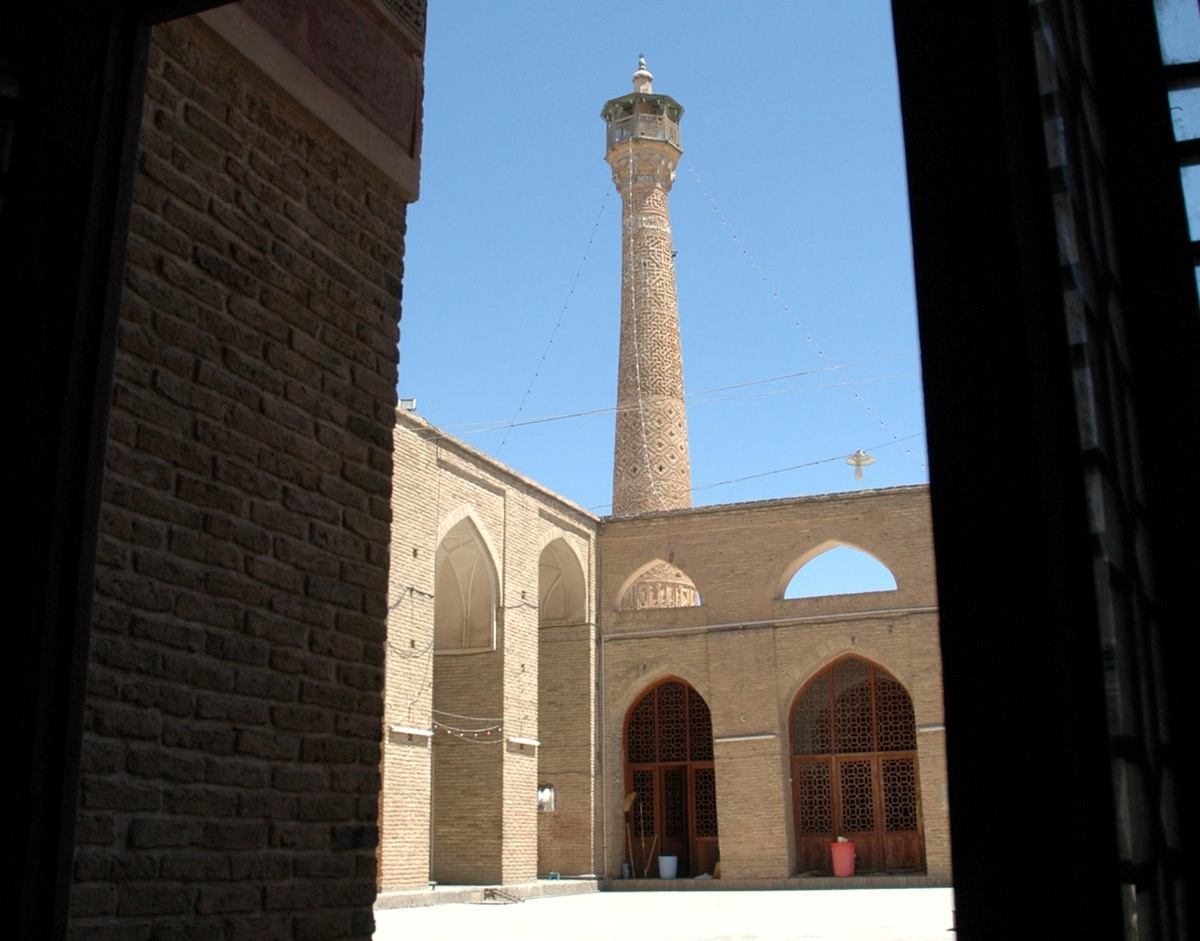 سقف شبستان شرقي مسجد جامع سمنان مرمت مي شود