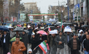 آغاز راهپیمایی ۲۲ بهمن ارومیه در زیر باران و تگرگ