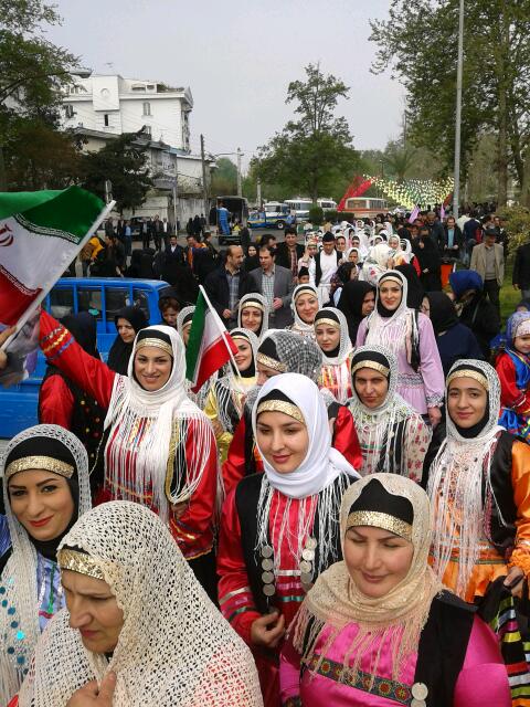 استقبال هنرمندان گیلانی با پوشش لباس محلی از ریاست جمهوری